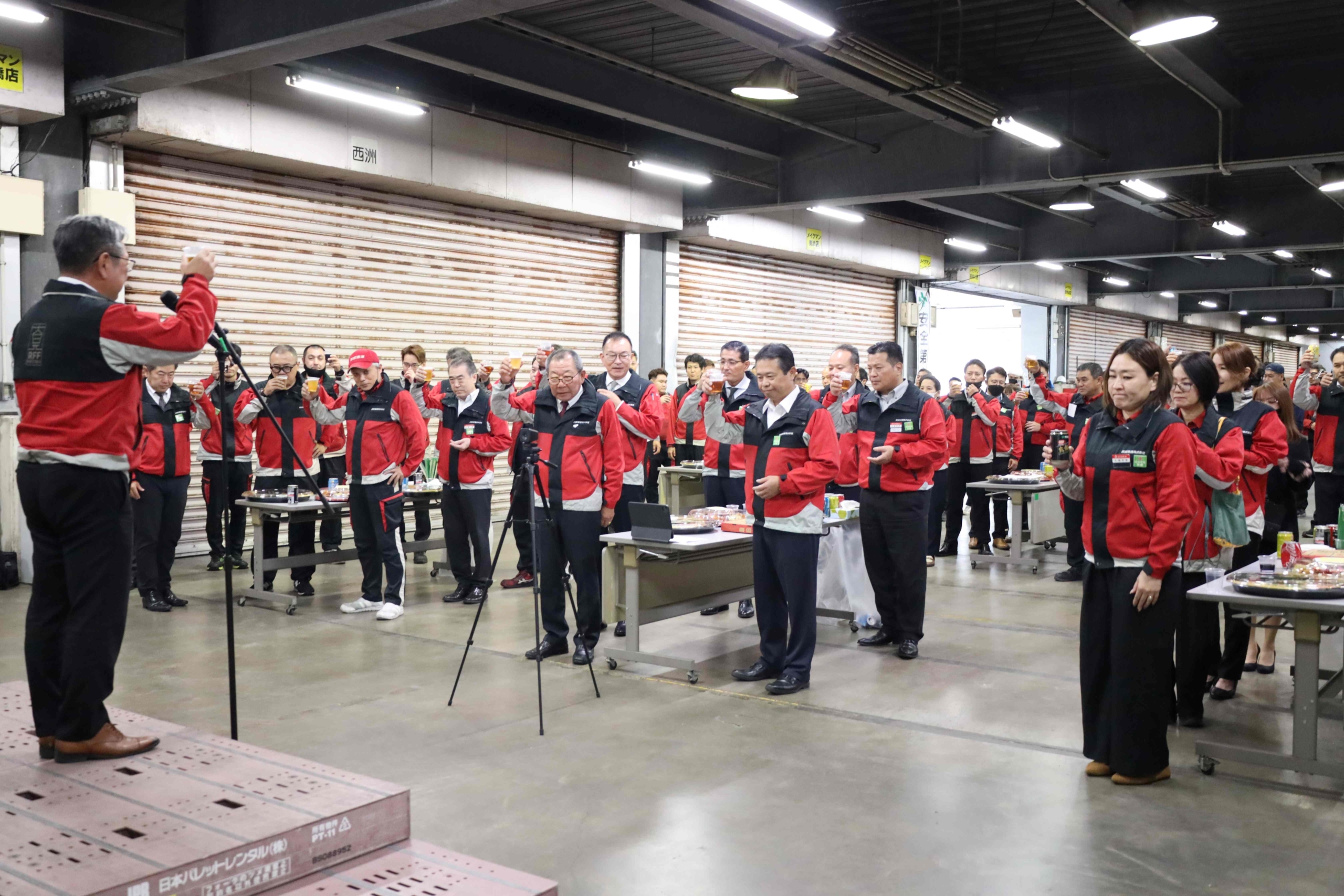 今年を締めくくる納会と大掃除が行われました。