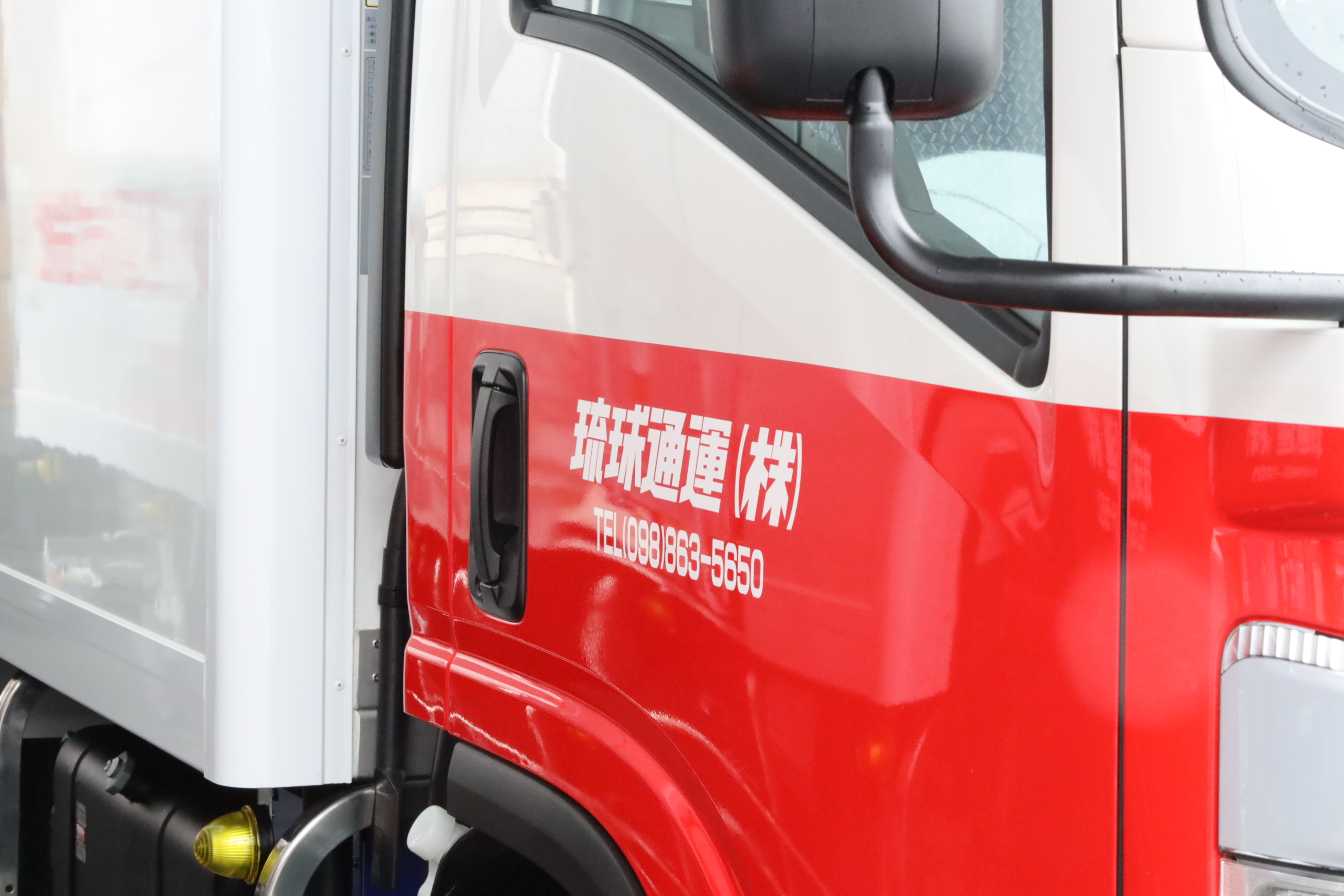 2台の赤白トラックが仲間入りしました。